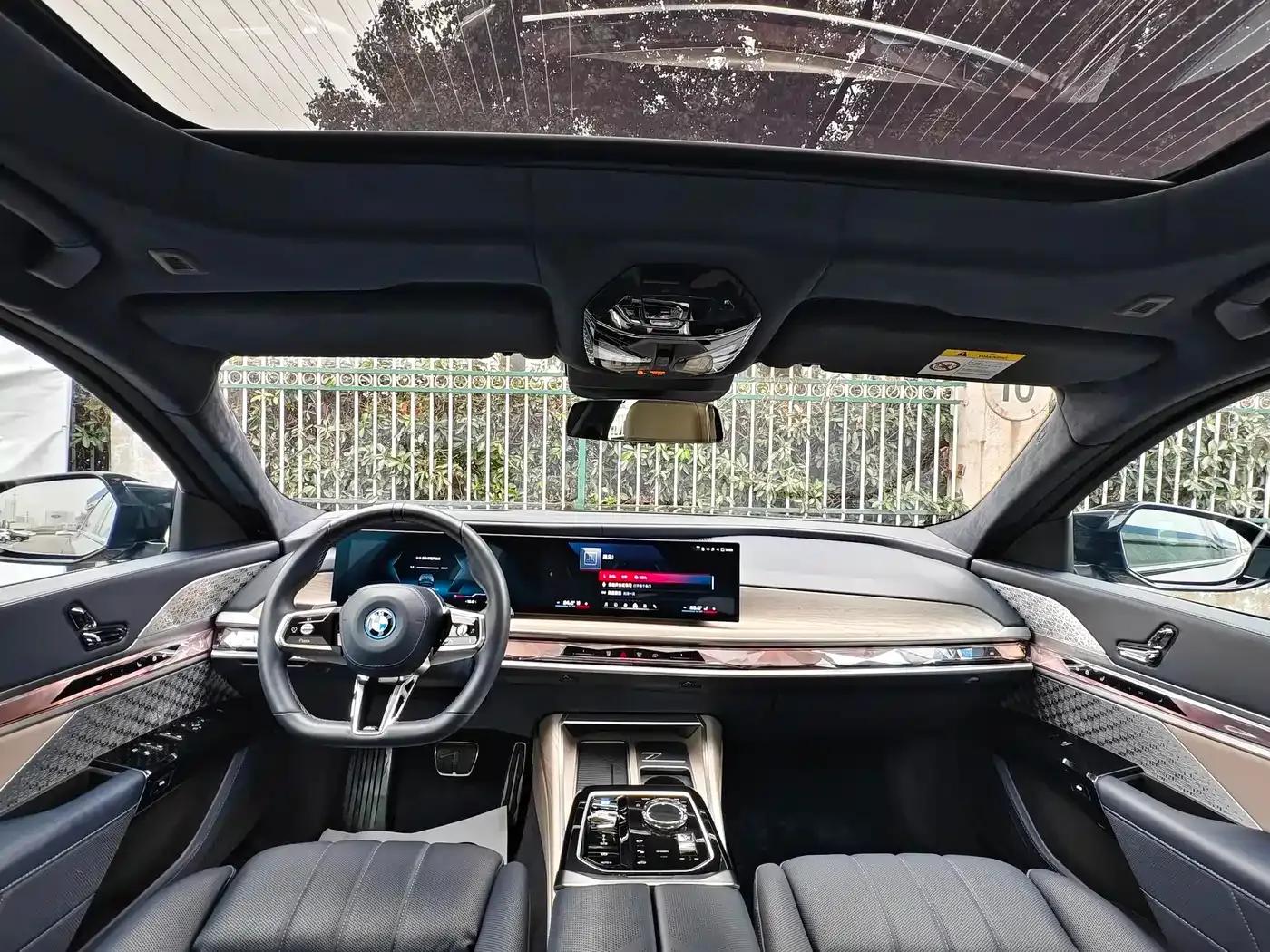BMW i7 M70L 2023 Model — миниатюра 20