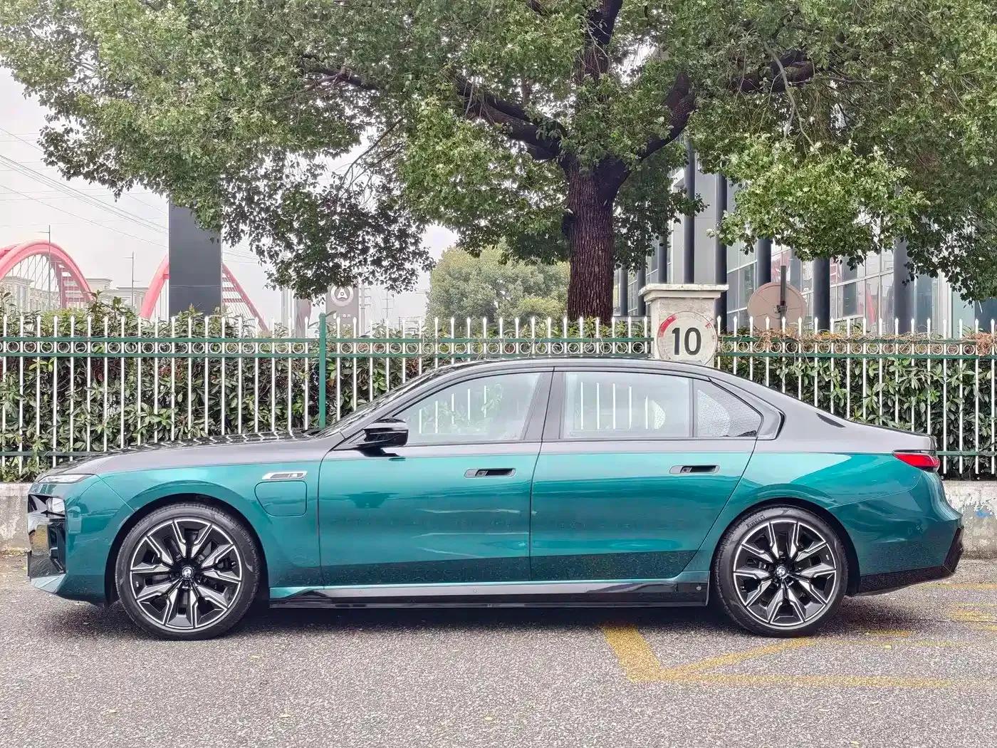 BMW i7 M70L 2023 Model — миниатюра 3