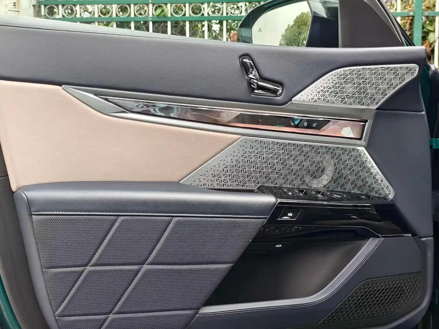 BMW i7 M70L 2023 Model — миниатюра 21
