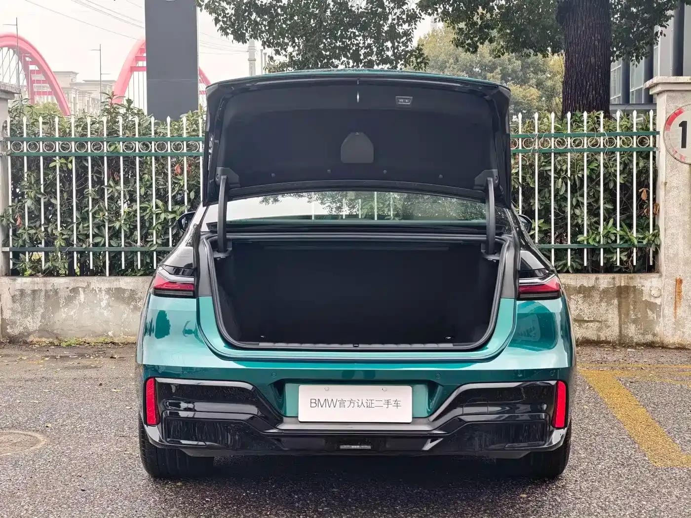 BMW i7 M70L 2023 Model — миниатюра 6