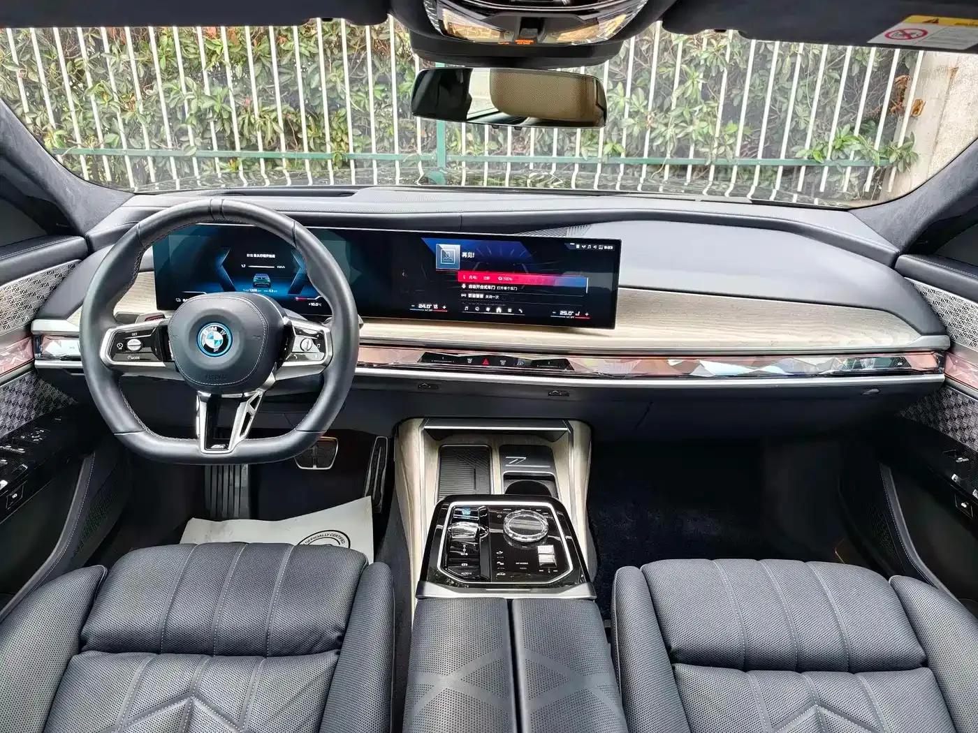 BMW i7 M70L 2023 Model — миниатюра 8