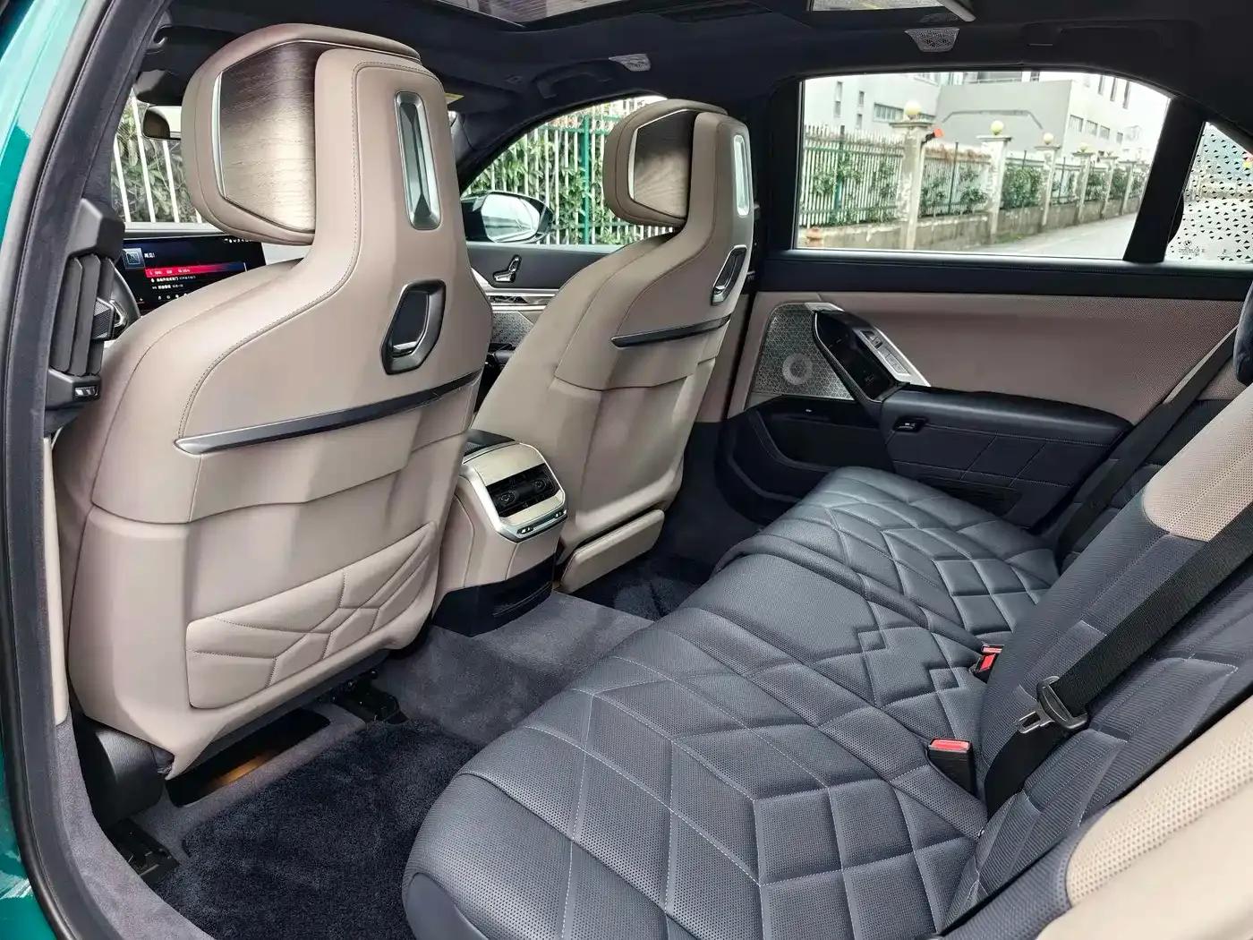BMW i7 M70L 2023 Model — миниатюра 10