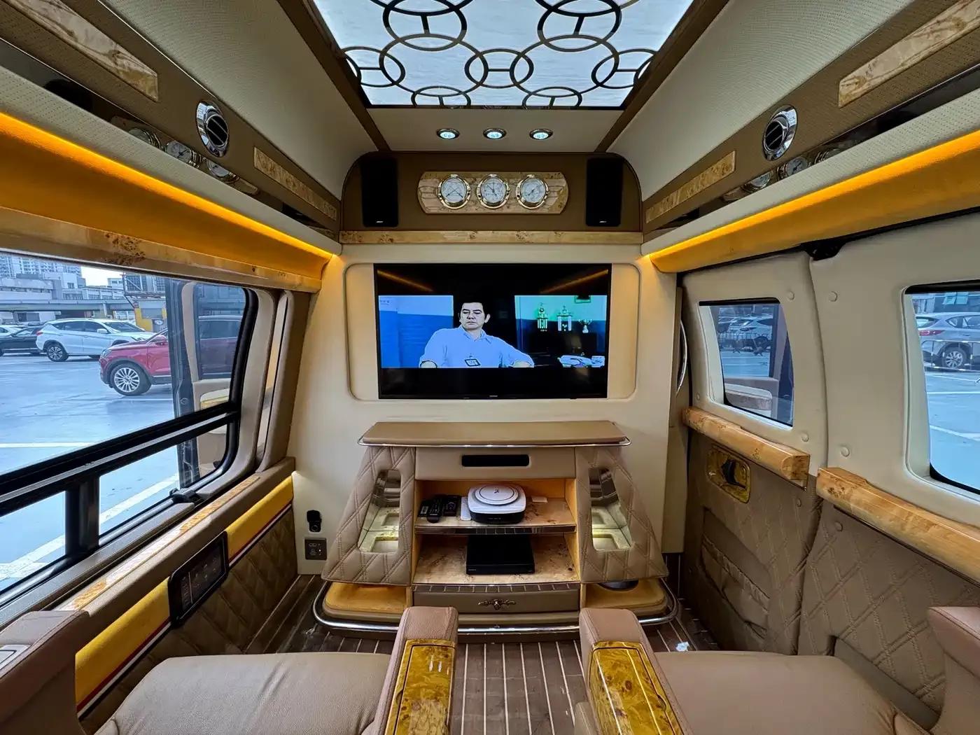 2011 SAVANA 5.3L Business Star 7-seater — миниатюра 21