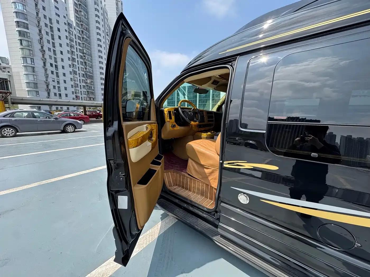 2011 SAVANA 5.3L Business Star 7-seater — миниатюра 9