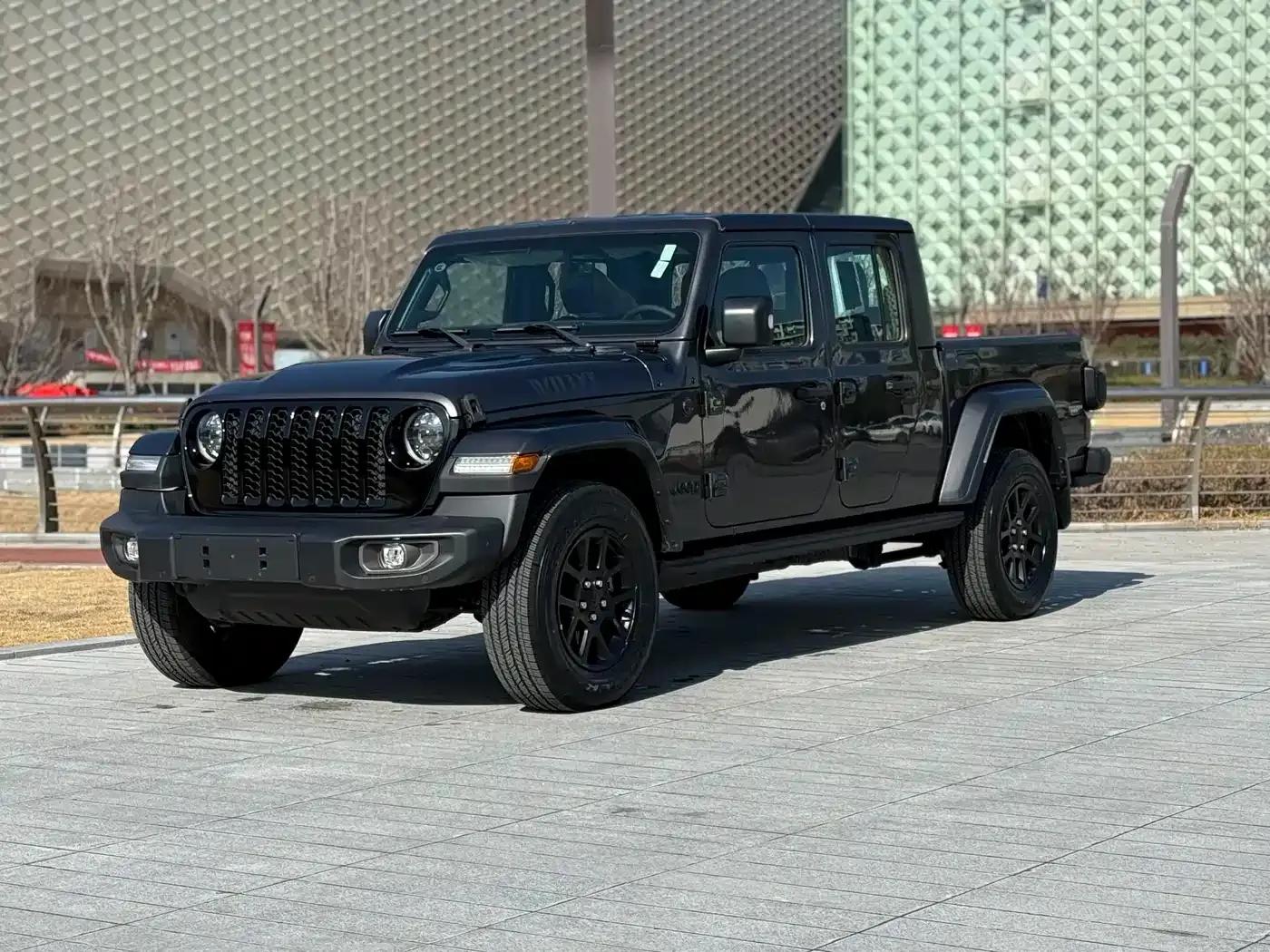 Gladiator 2023 3.6L Overland — миниатюра 1