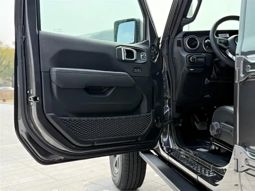 Gladiator 2023 3.6L Overland — миниатюра 13