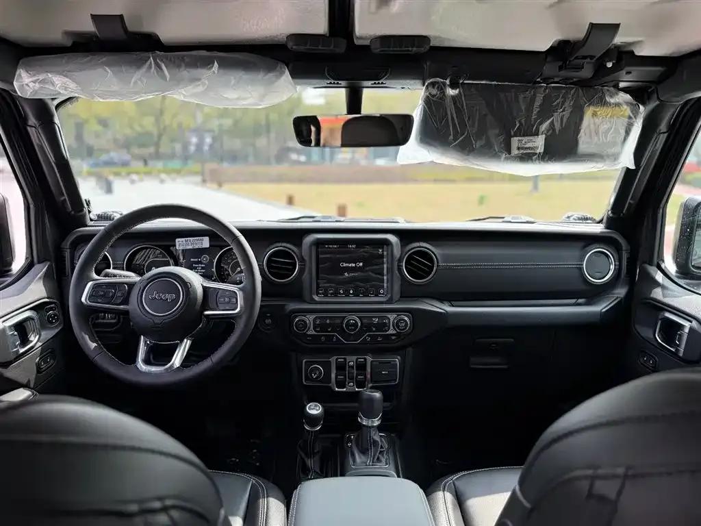 Gladiator 2023 3.6L Overland — миниатюра 17