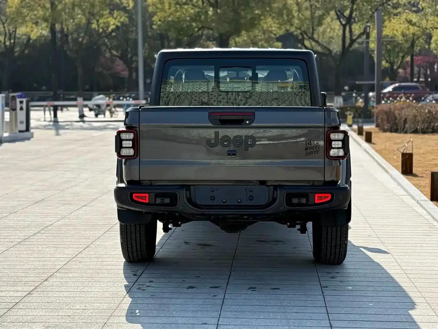 Gladiator 2023 3.6L Overland — миниатюра 21