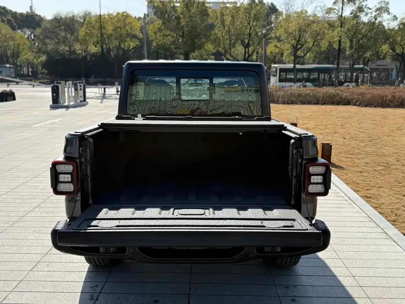 Gladiator 2023 3.6L Overland — миниатюра 22