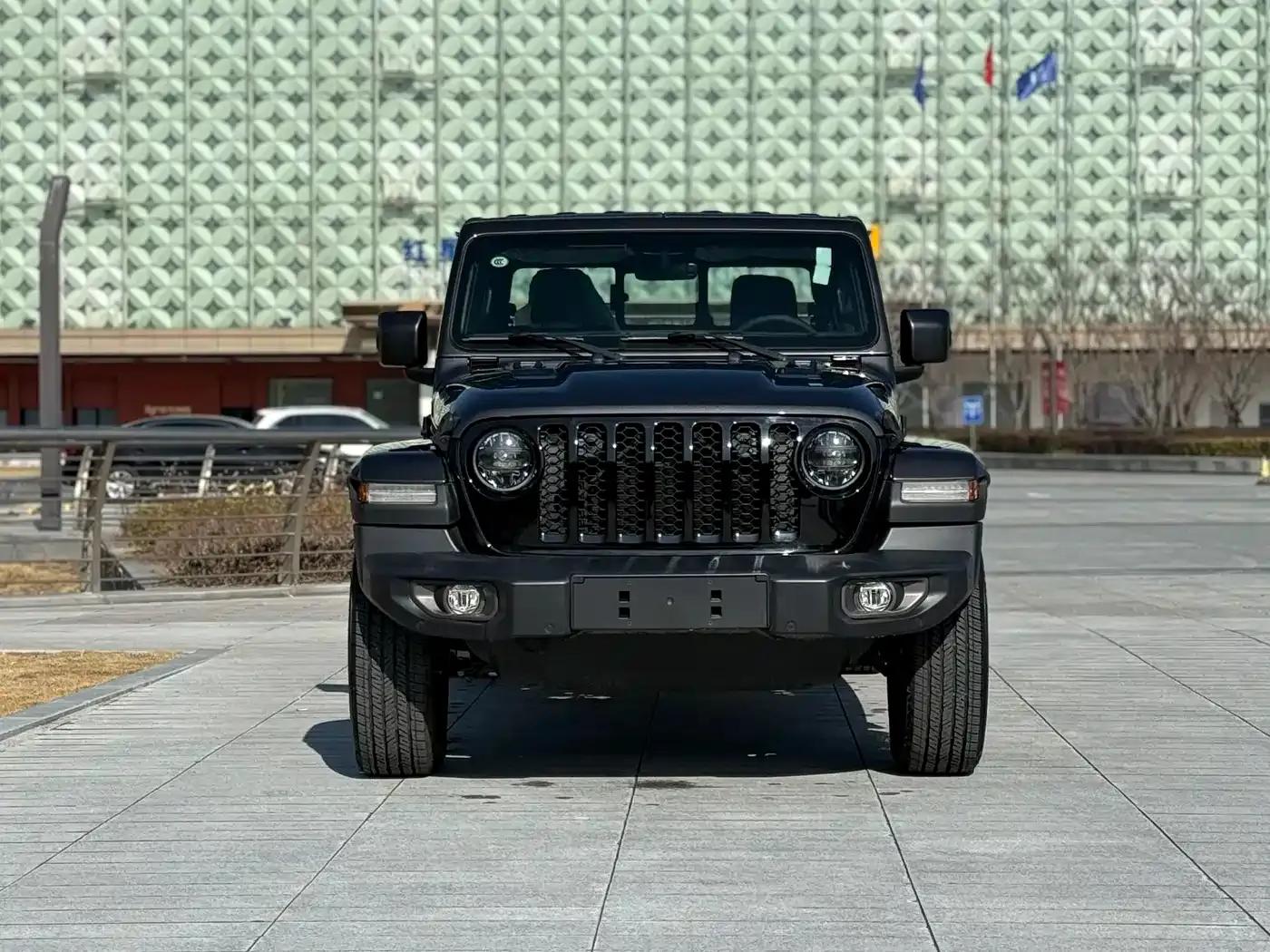Gladiator 2023 3.6L Overland — миниатюра 4