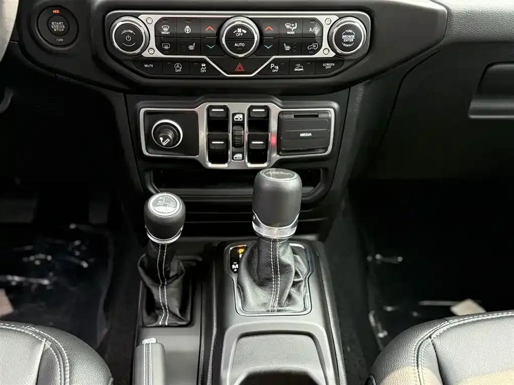 Gladiator 2023 3.6L Overland — миниатюра 36