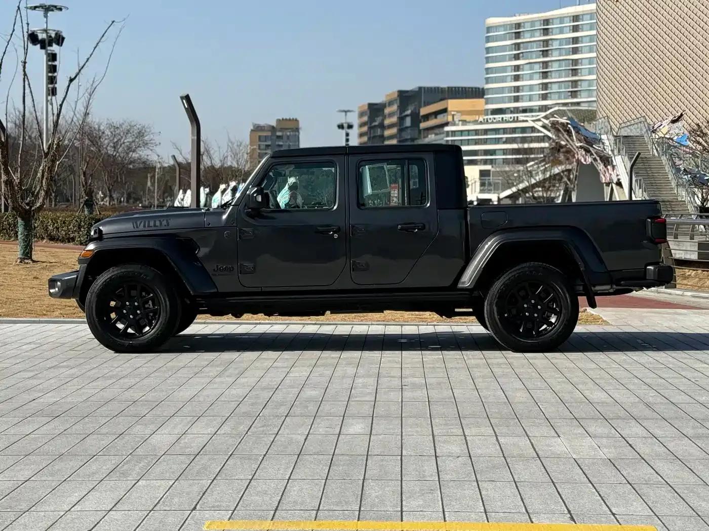 Gladiator 2023 3.6L Overland — миниатюра 6