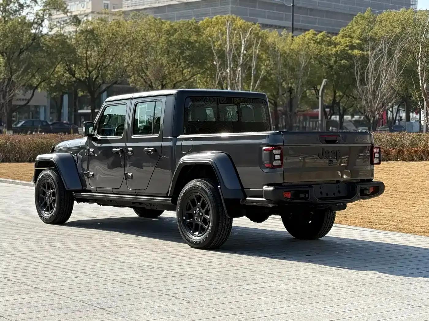 Gladiator 2023 3.6L Overland — миниатюра 8