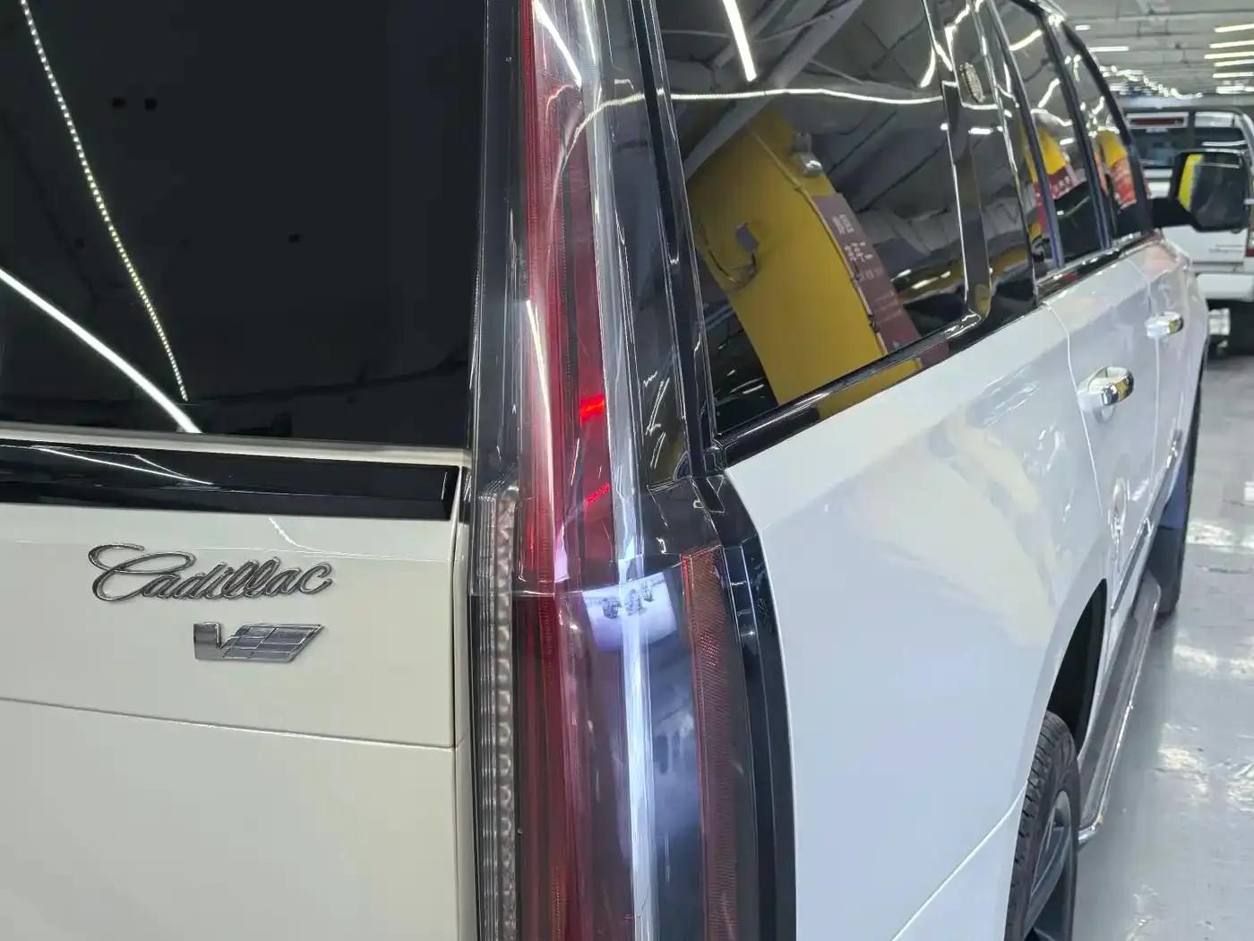 2016 Cadillac Escalade 6.2L Automatic — миниатюра 11