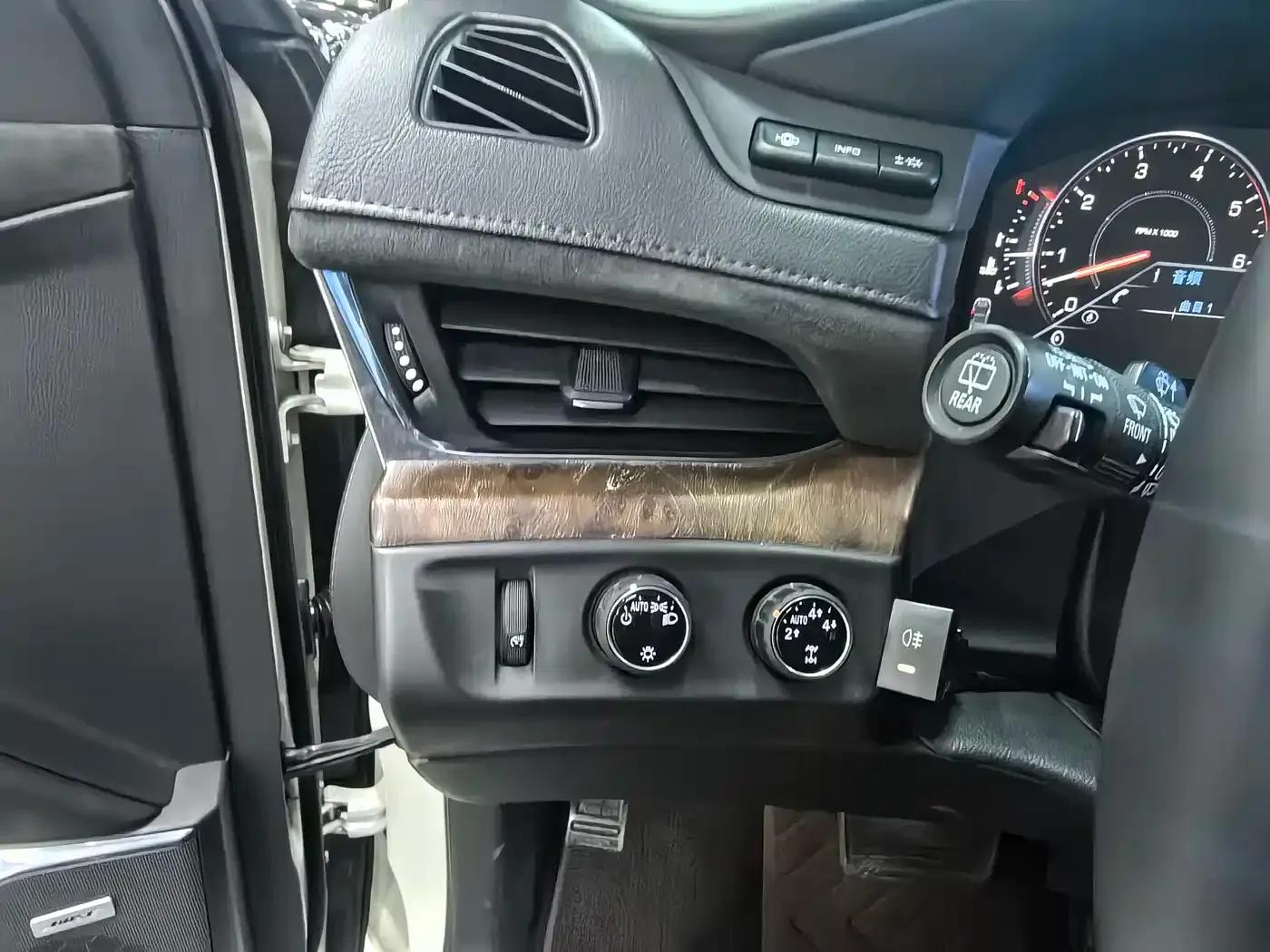 2016 Cadillac Escalade 6.2L Automatic — миниатюра 15