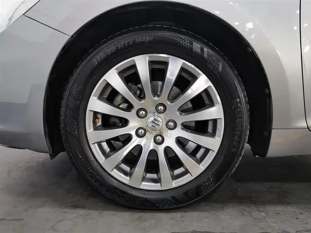 2011 Kizashi 2.4L 2WD CVT Standard Edition — миниатюра 17