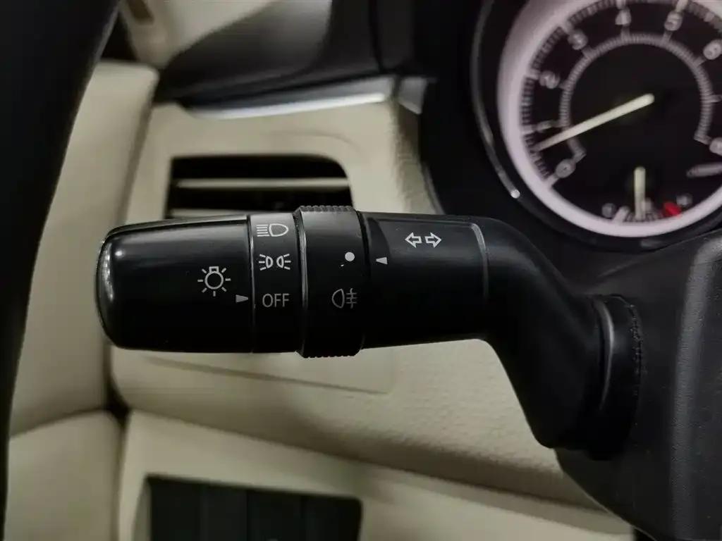 2011 Kizashi 2.4L 2WD CVT Standard Edition — миниатюра 21