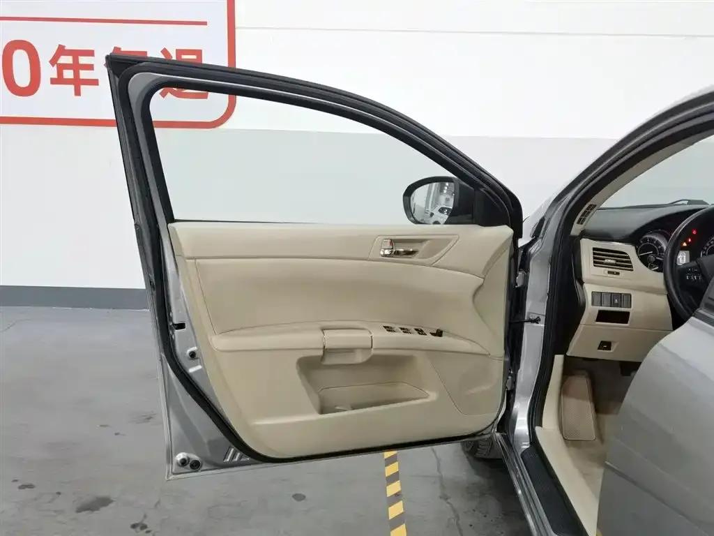 2011 Kizashi 2.4L 2WD CVT Standard Edition — миниатюра 8