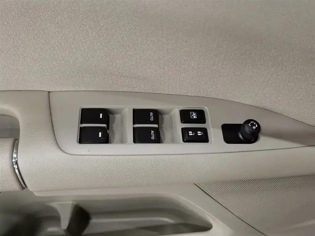 2011 Kizashi 2.4L 2WD CVT Standard Edition — миниатюра 9