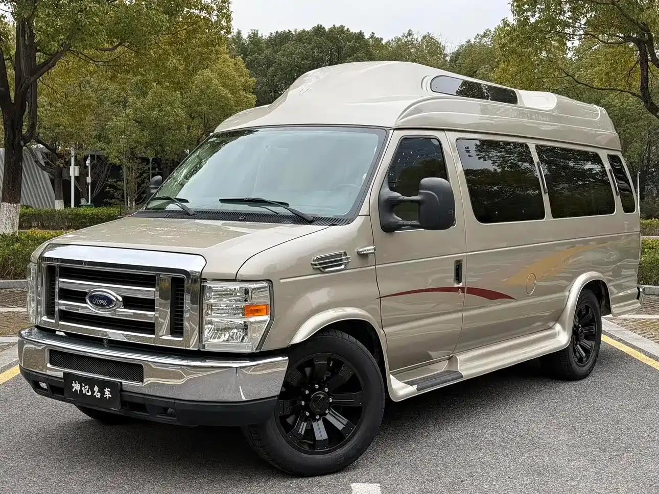 2011 Ford E350 5.4L Standard Yacht Edition — миниатюра 1