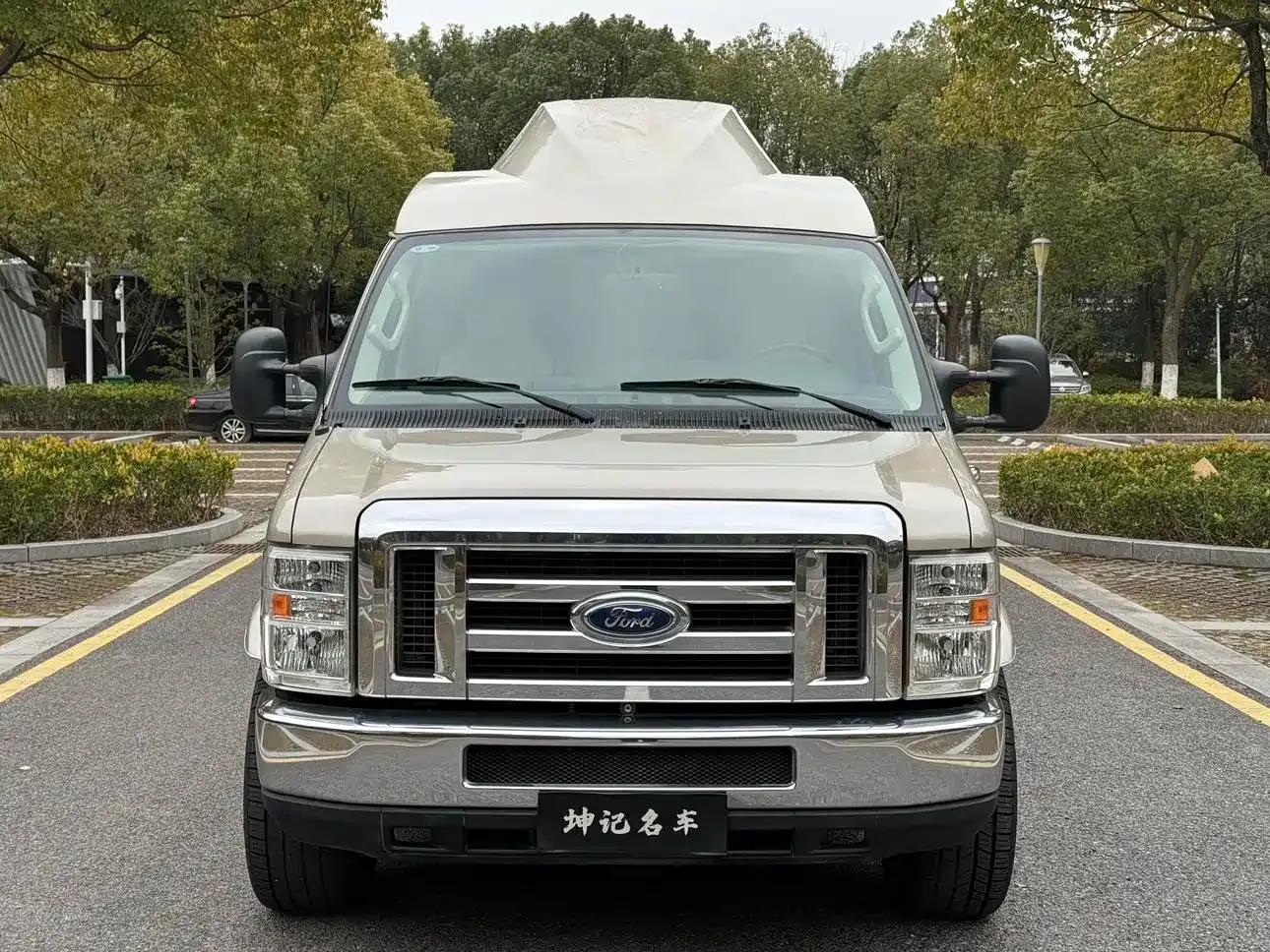 2011 Ford E350 5.4L Standard Yacht Edition — миниатюра 2