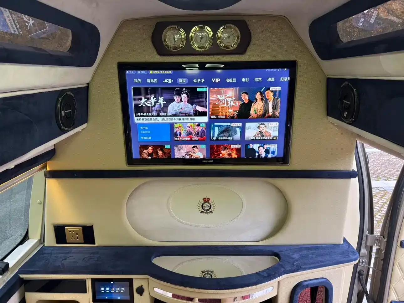 2011 Ford E350 5.4L Standard Yacht Edition — миниатюра 4