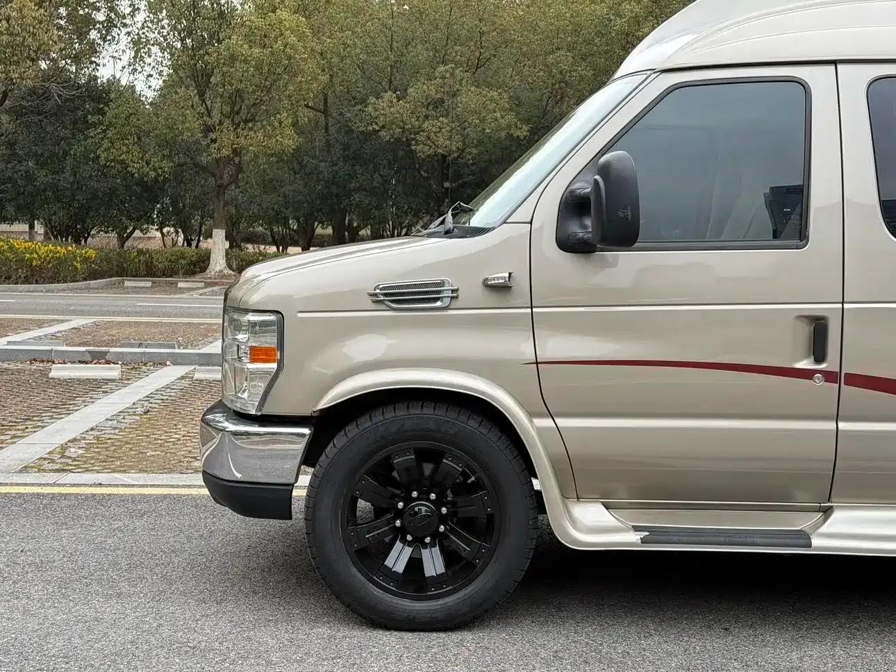 2011 Ford E350 5.4L Standard Yacht Edition — миниатюра 5