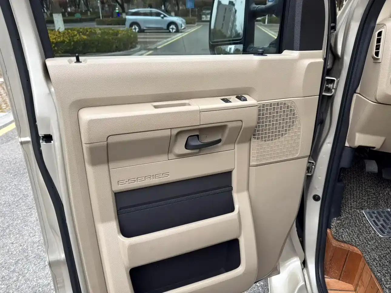2011 Ford E350 5.4L Standard Yacht Edition — миниатюра 9