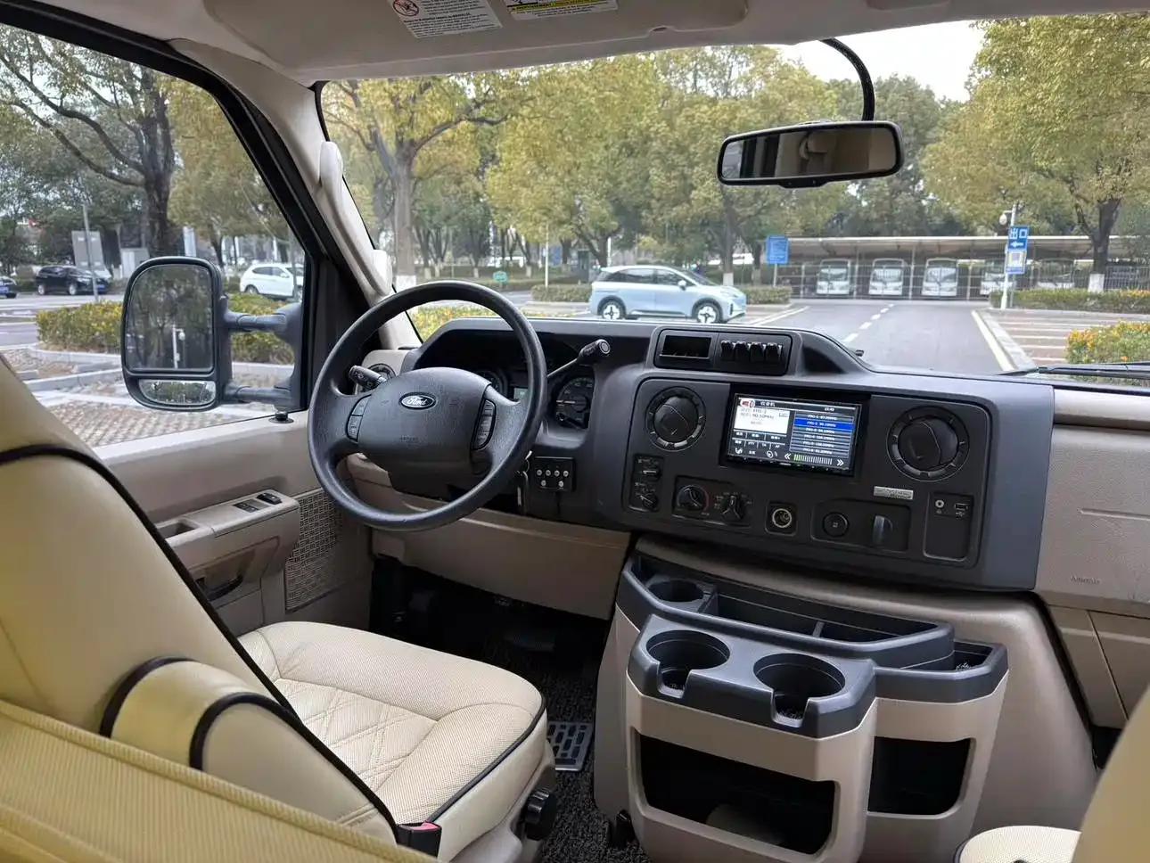 2011 Ford E350 5.4L Standard Yacht Edition — миниатюра 10