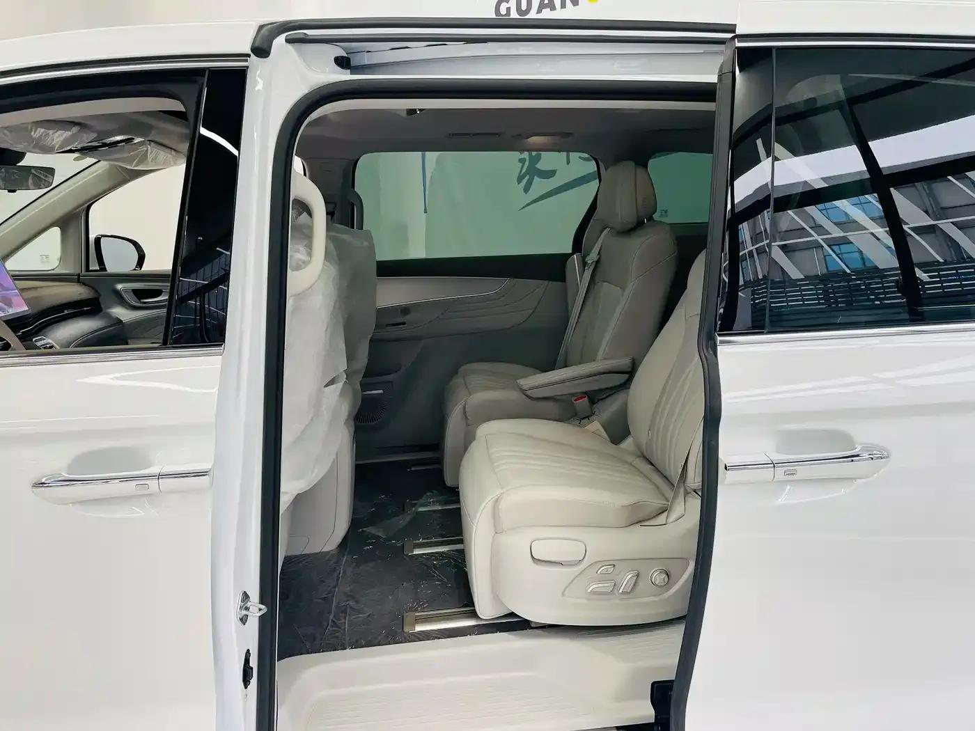 Roewe iMAX8 New Energy 2025 1.5T DMH Luxury Edition — миниатюра 11