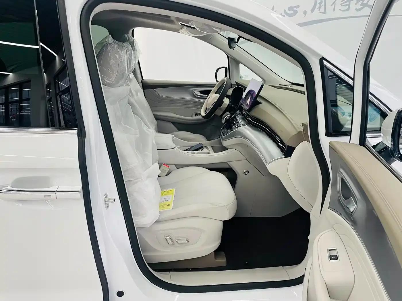 Roewe iMAX8 New Energy 2025 1.5T DMH Luxury Edition — миниатюра 12