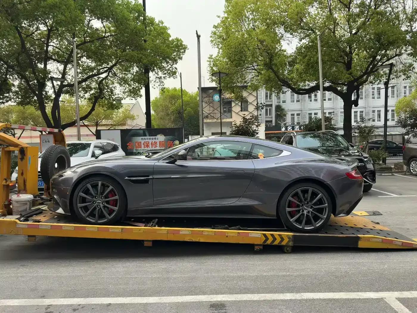 2013 Vanquish 6.0L Standard Model — миниатюра 3