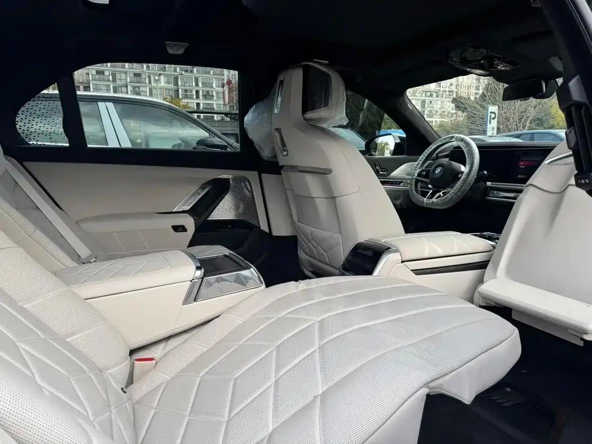BMW i7 M70L 2023 Model — миниатюра 11