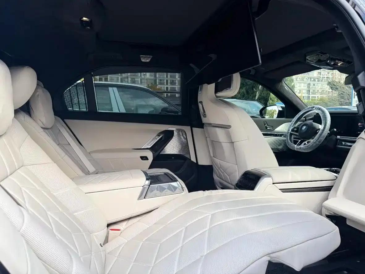BMW i7 M70L 2023 Model — миниатюра 12