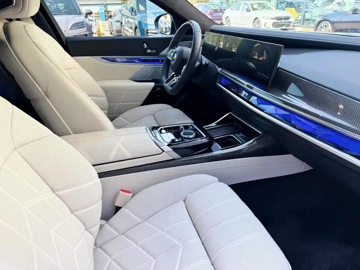 BMW i7 M70L 2023 Model — миниатюра 14
