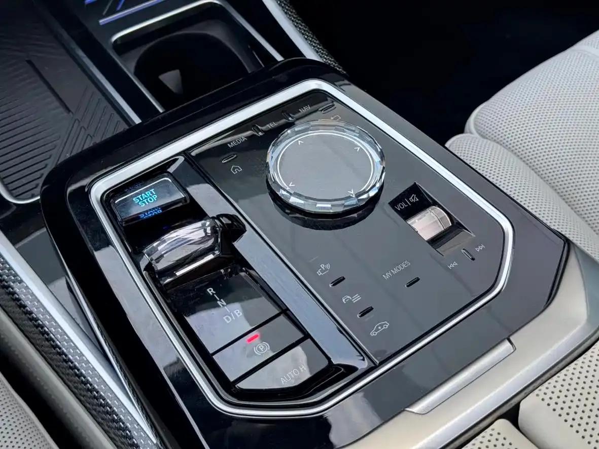 BMW i7 M70L 2023 Model — миниатюра 17