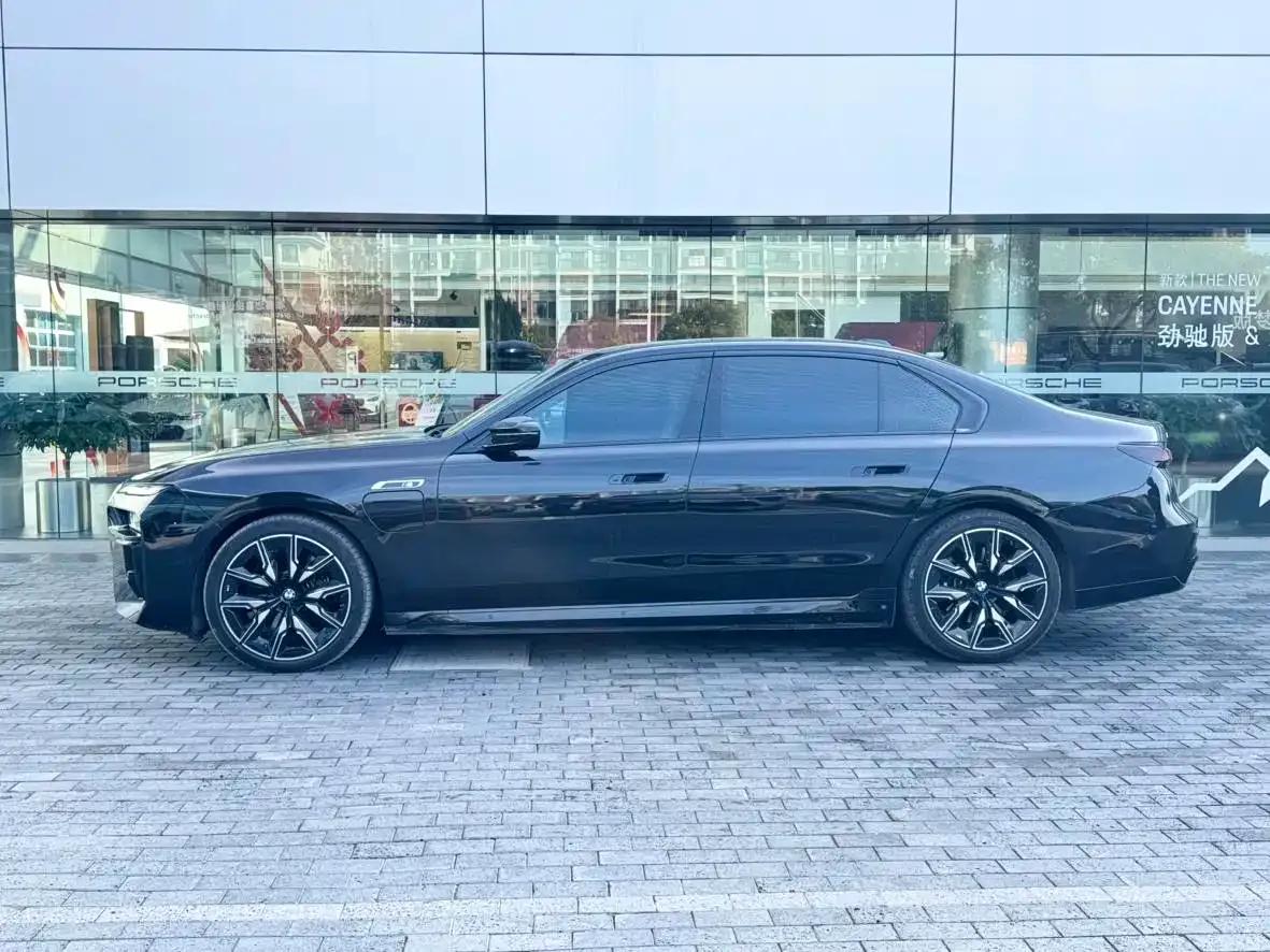 BMW i7 M70L 2023 Model — миниатюра 3