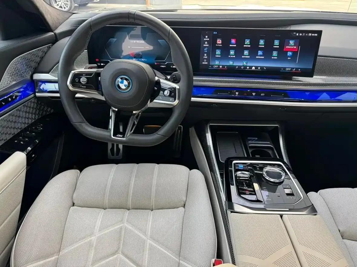 BMW i7 M70L 2023 Model — миниатюра 9