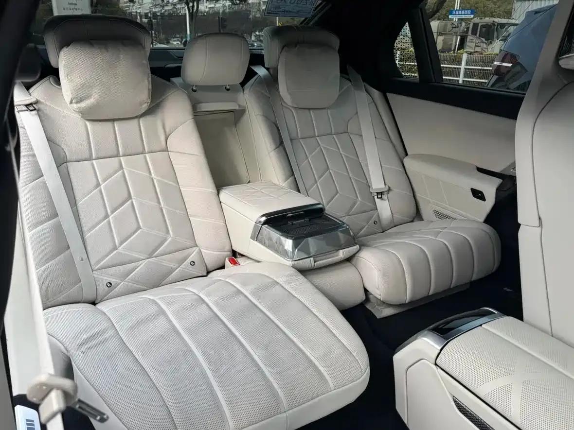 BMW i7 M70L 2023 Model — миниатюра 10