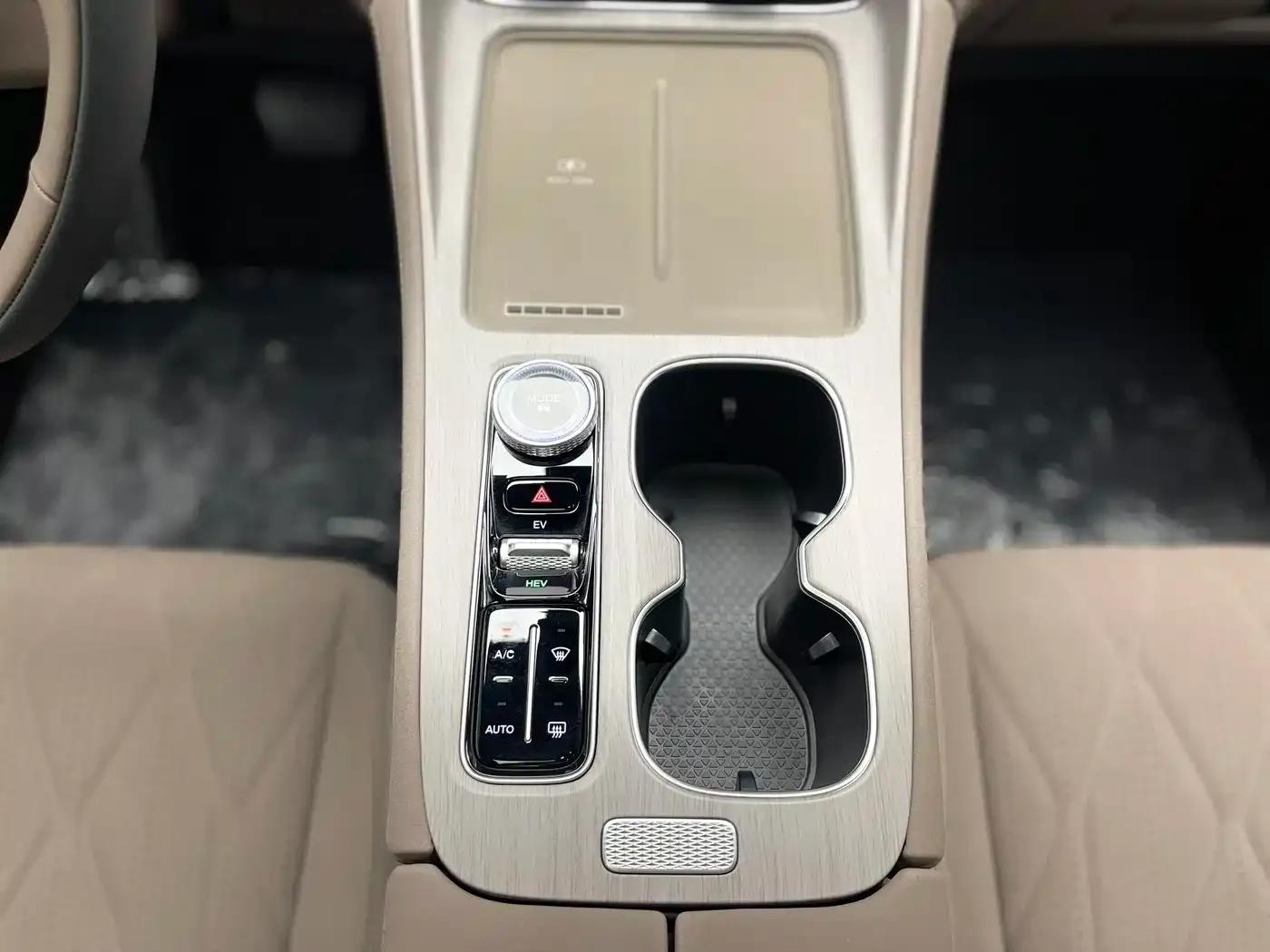 Fengyun T8 2025 1.5T 130km Premium Edition 5-seater — миниатюра 18