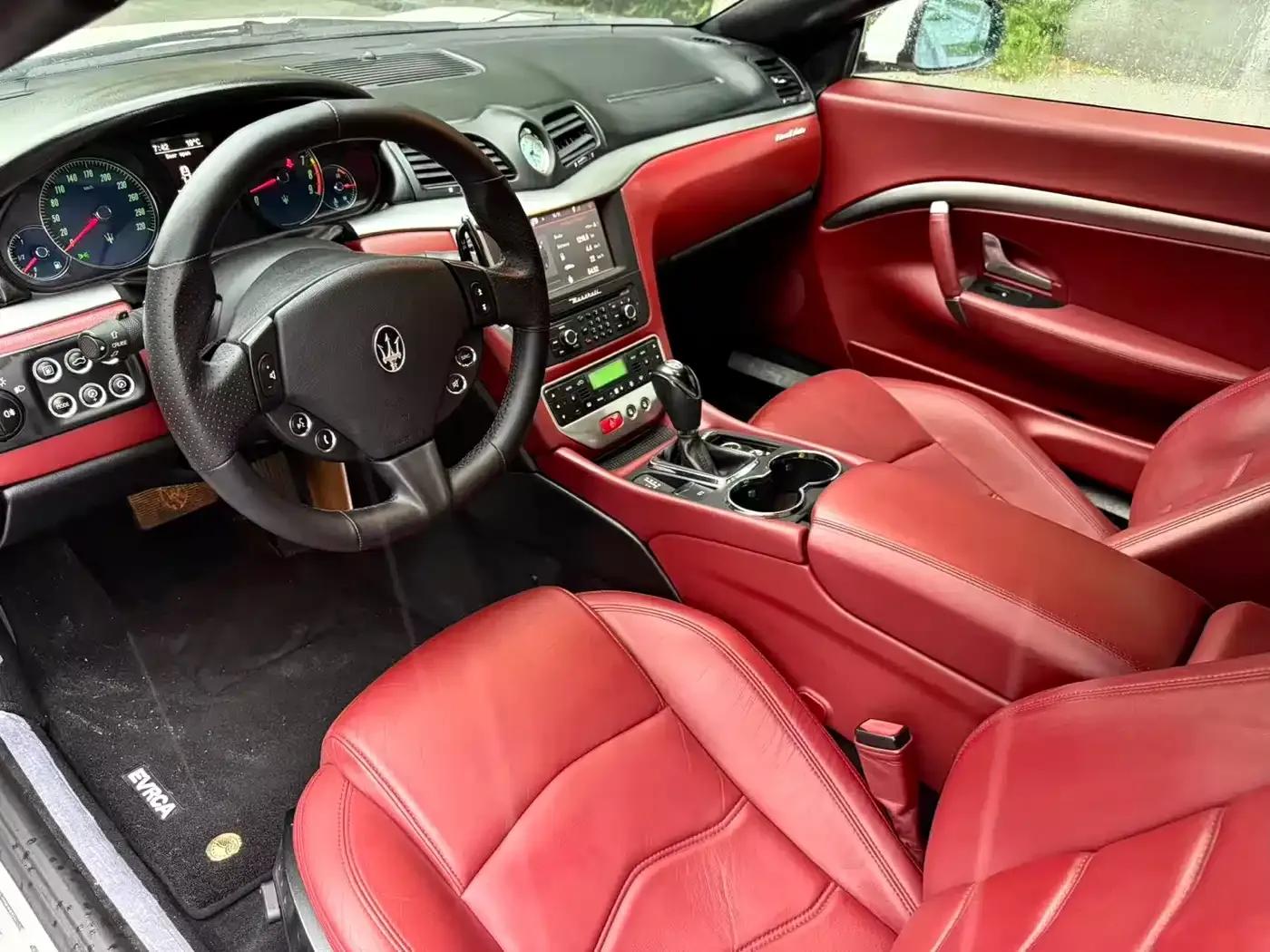 GranCabrio 2010 4.7L Automatic — миниатюра 4