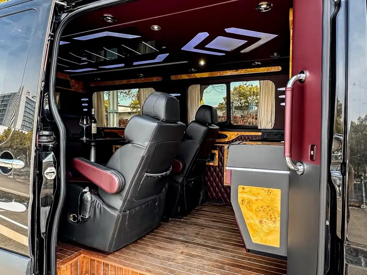 2017 Sprinter 3.5L Luxury Custom Edition — миниатюра 17