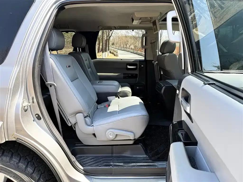 2014 Sequoia 5.7L Automatic — миниатюра 15