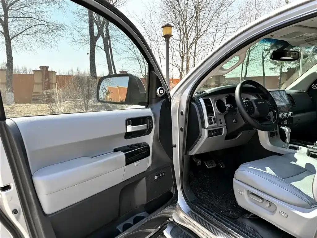 2014 Sequoia 5.7L Automatic — миниатюра 10