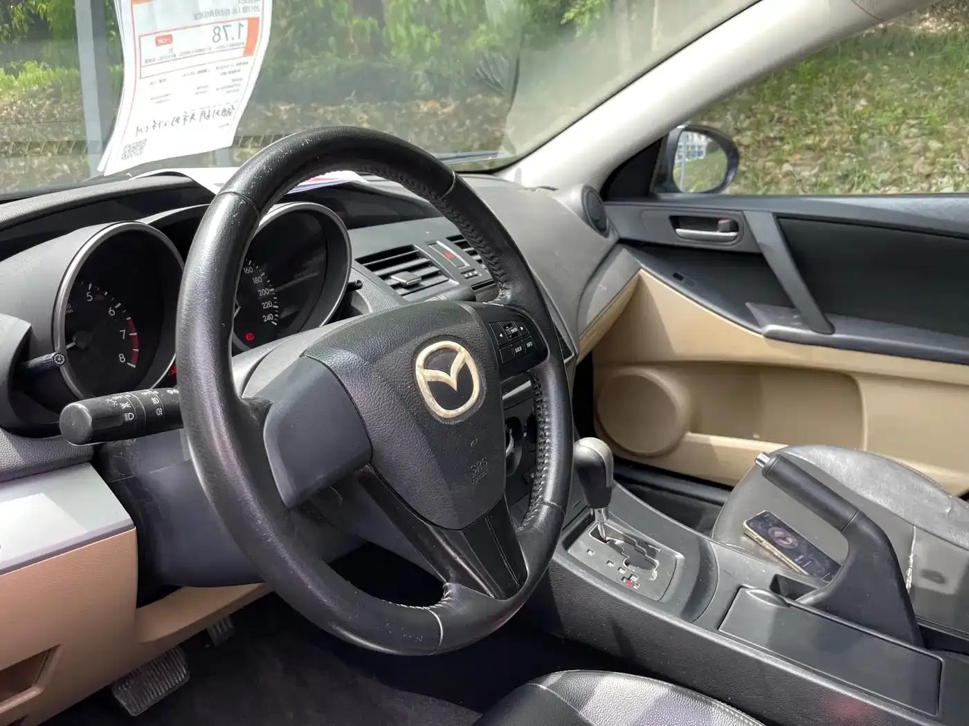 Mazda 3 Axela 2013 Sedan 1.6L Automatic Elite — миниатюра 12