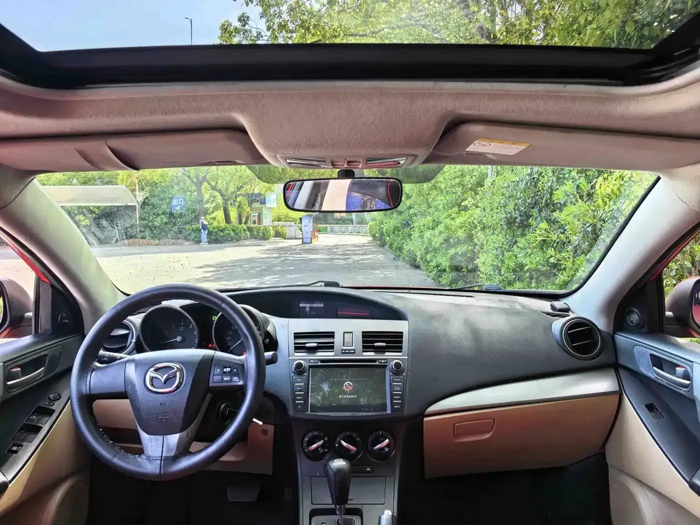 Mazda 3 Axela 2011 Sedan 1.6L Automatic Comfort — миниатюра 10