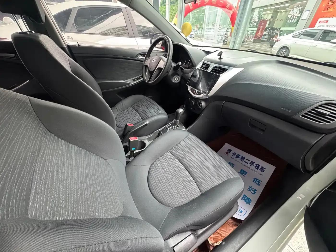 2014 Hyundai Reina 1.4L Automatic Leading Edition GLX — миниатюра 7