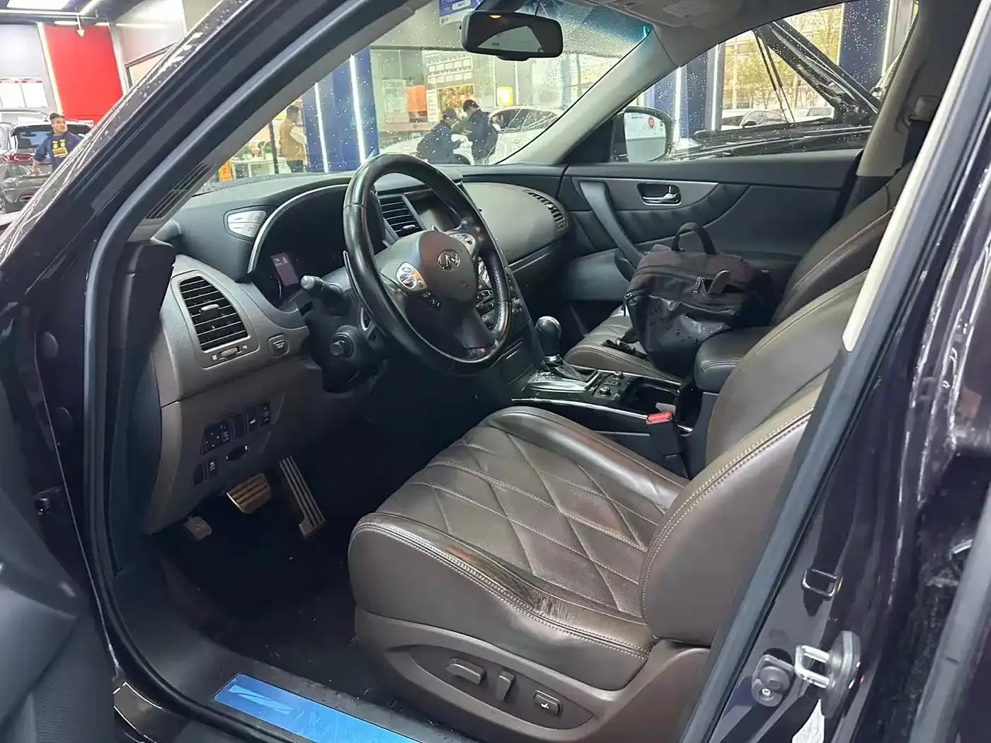 Infiniti QX70 2013 3.7L Standard Edition — миниатюра 6