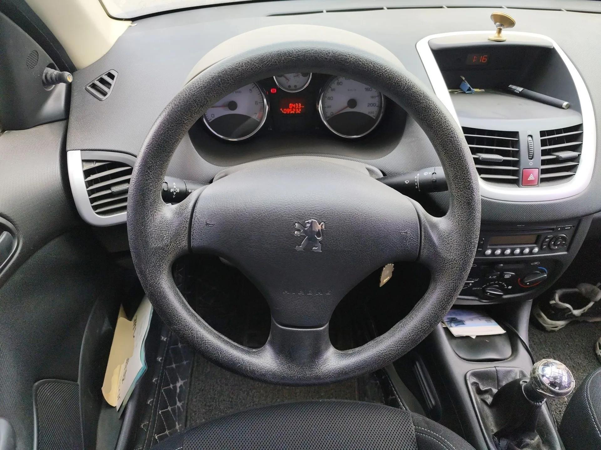 Peugeot 207 2010 Sedan 1.4L Manual Yule Edition — миниатюра 11