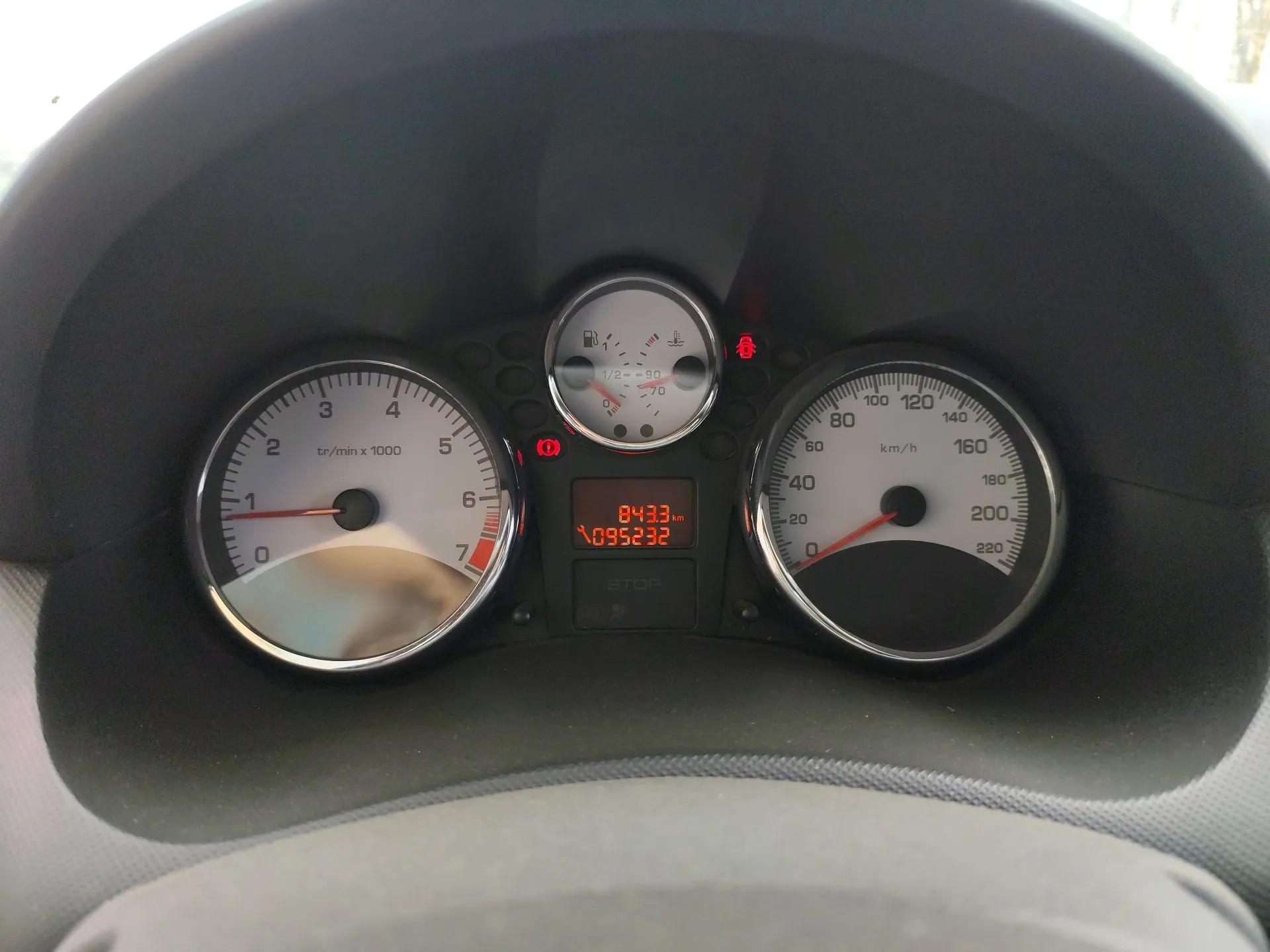 Peugeot 207 2010 Sedan 1.4L Manual Yule Edition — миниатюра 12